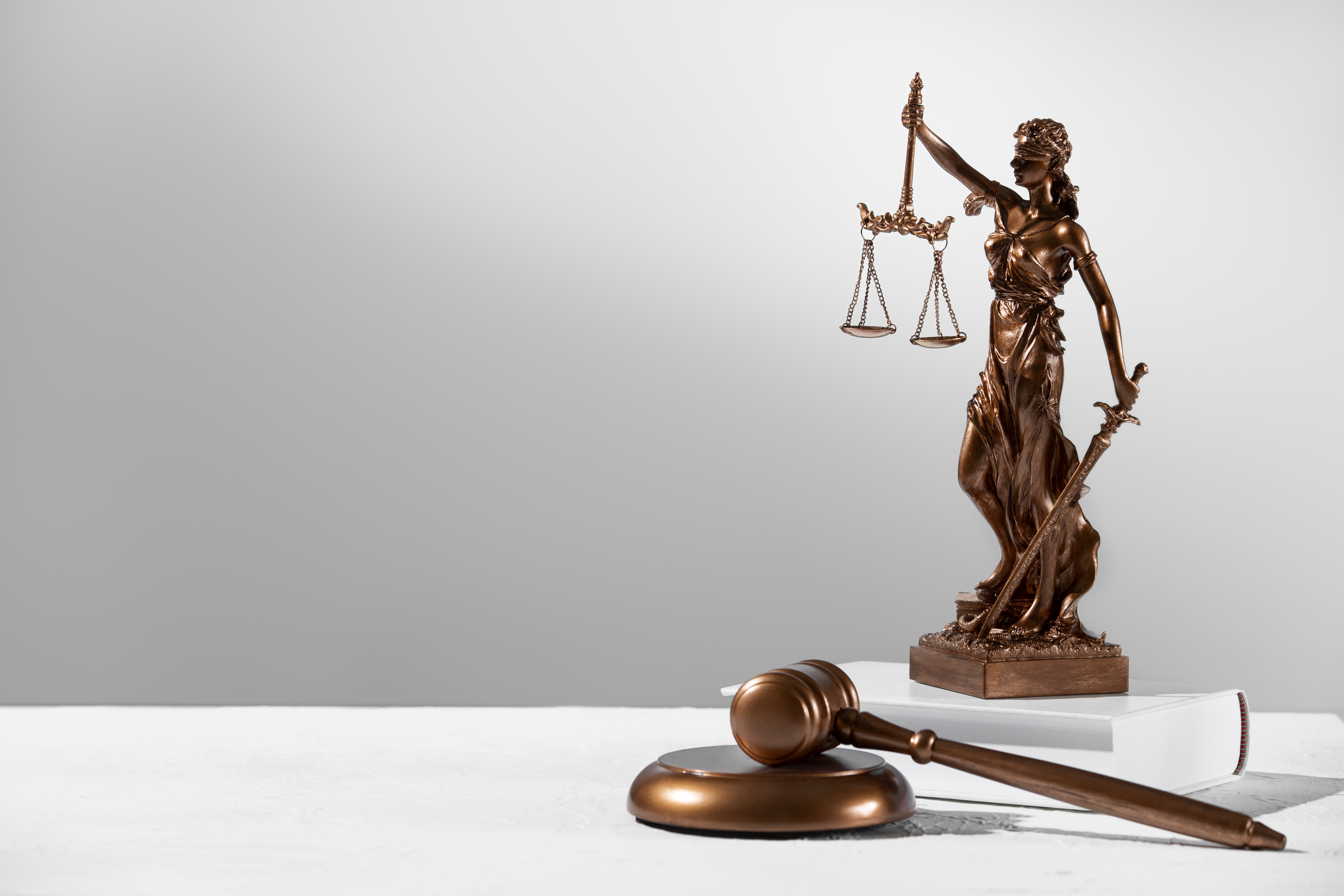 Simboluri ale justiției și documente juridice